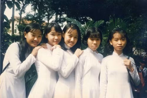 Xinh đẹp dịu dàng khi chụp ảnh cùng bạn bè