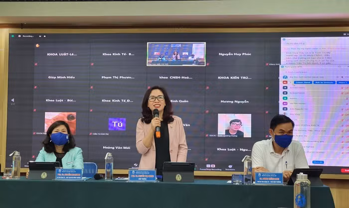 Phó Giáo sư, Tiến sĩ Nguyễn Thị Nhung - Hiệu trưởng Trường Đại học Mở Hà Nội đối thoại trực tuyến với học viên, sinh viên. Phó Giáo sư, Tiến sĩ Nguyễn Thị Nhung - Hiệu trưởng Trường Đại học Mở Hà Nội đối thoại trực tuyến với học viên, sinh viên.