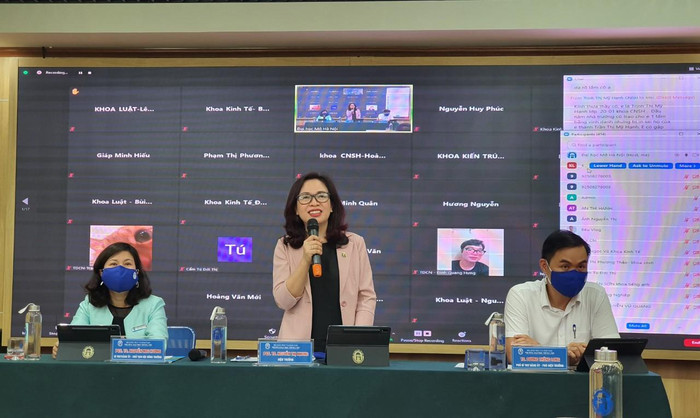 Phó Giáo sư, Tiến sĩ Nguyễn Thị Nhung - Hiệu trưởng Trường Đại học Mở Hà Nội đối thoại trực tuyến với học viên, sinh viên. Phó Giáo sư, Tiến sĩ Nguyễn Thị Nhung - Hiệu trưởng Trường Đại học Mở Hà Nội đối thoại trực tuyến với học viên, sinh viên.