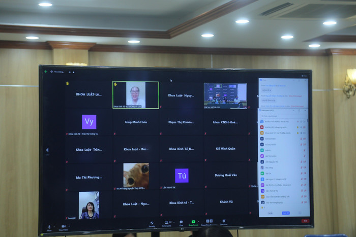 Sinh viên Khoa Kinh tế kết nối video trực tiếp để đặt câu hỏi cho các thầy cô. Sinh viên Khoa Kinh tế kết nối video trực tiếp để đặt câu hỏi cho các thầy cô.