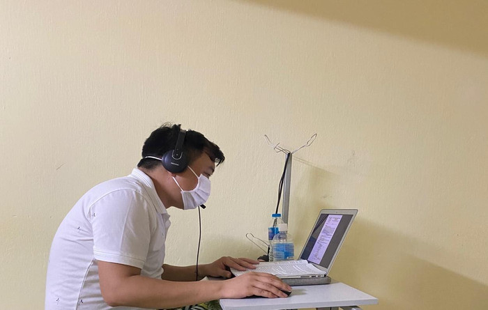 Thầy giáo Nguyễn Văn Bắc dạy trực tuyến trong khu cách ly tập trung. Ảnh: Mai An. Thầy giáo Nguyễn Văn Bắc dạy trực tuyến trong khu cách ly tập trung. Ảnh: Mai An.