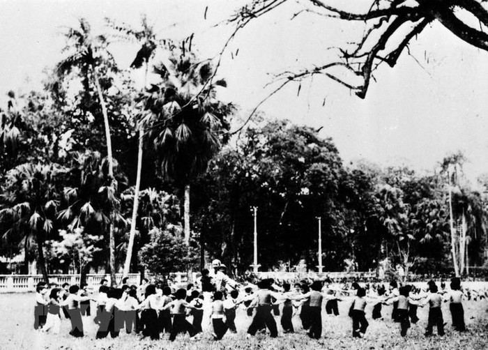 Nhân dịp Tết Nguyên đán đầu tiên sau hòa bình, thiếu nhi Thủ đô Hà Nội đến chúc Tết Bác Hồ và múa hát quanh Bác trong vườn hoa Phủ Chủ tịch (9/2/1955). (Ảnh: TTXVN)