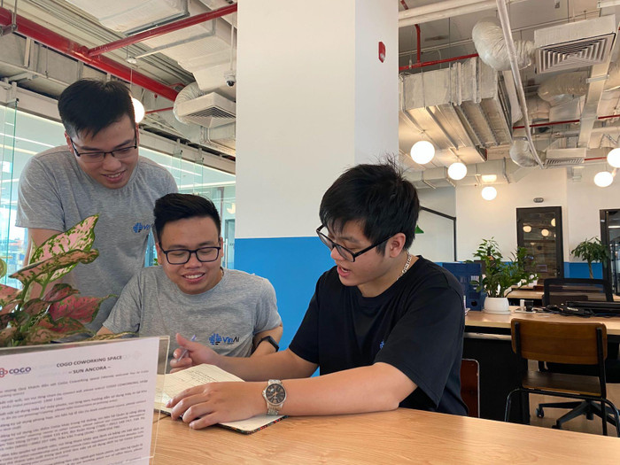 Các thực tập sinh đang cùng nhau học nhóm Các thực tập sinh đang cùng nhau học nhóm