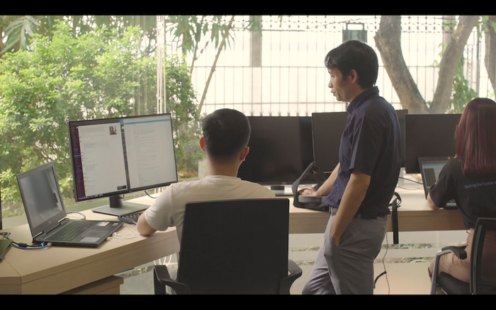 Tiến sĩ Bùi Hải Hưng đang trao đổi với thực tập sinh về hướng xử lý bài toán khi gặp khó khăn. Tiến sĩ Bùi Hải Hưng đang trao đổi với thực tập sinh về hướng xử lý bài toán khi gặp khó khăn.