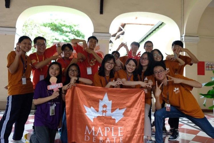 Cẩm Nhiên cùng các bạn trong câu lạc bộ Tranh biện Trường Trung học phổ thông chuyên Lê Hồng Phong (Thành phố Hồ Chí Minh). Ảnh: Nhân vật cung cấp. Cẩm Nhiên cùng các bạn trong câu lạc bộ Tranh biện Trường Trung học phổ thông chuyên Lê Hồng Phong (Thành phố Hồ Chí Minh). Ảnh: Nhân vật cung cấp.