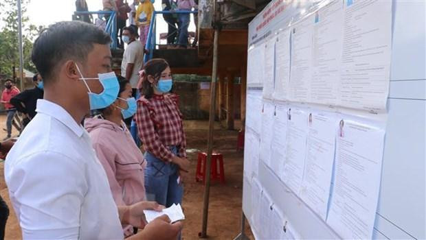 Người dân tại xã Bù Gia Mập, Bình Phước đi bầu cử. (Ảnh: K GỬIH/TTXVN)