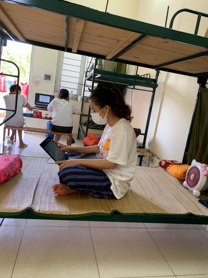 Học sinh tỉnh Bắc Giang học trực tuyến trong khu cách ly tập trung. Ảnh: Mai An. Học sinh tỉnh Bắc Giang học trực tuyến trong khu cách ly tập trung. Ảnh: Mai An.
