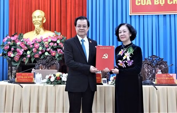 Bà Trương Thị Mai, Ủy viên Bộ Chính trị, Bí thư Trung ương Đảng, Trưởng Ban Tổ chức Trung ương trao Quyết định của Bộ Chính trị về việc điều động, phân công ông Lê Hồng Quang giữ chức Bí thư Tỉnh uỷ An Giang nhiệm kỳ 2020-2025. (Ảnh: Thanh Sang/TTXVN)