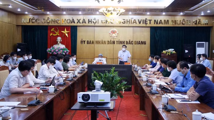 Khuya 15/5, Thứ trưởng Nguyễn Trường Sơn, cùng các chuyên gia giỏi nhất của Bộ Y tế đã có mặt tại tỉnh Bắc Giang để làm việc với Ban Chỉ đạo phòng, chống dịch COVID-19 tỉnh Bắc Giang về công tác phòng chống dịch. (Ảnh: Baochinhphu.vn) Khuya 15/5, Thứ trưởng Nguyễn Trường Sơn, cùng các chuyên gia giỏi nhất của Bộ Y tế đã có mặt tại tỉnh Bắc Giang để làm việc với Ban Chỉ đạo phòng, chống dịch COVID-19 tỉnh Bắc Giang về công tác phòng chống dịch. (Ảnh: Baochinhphu.vn)