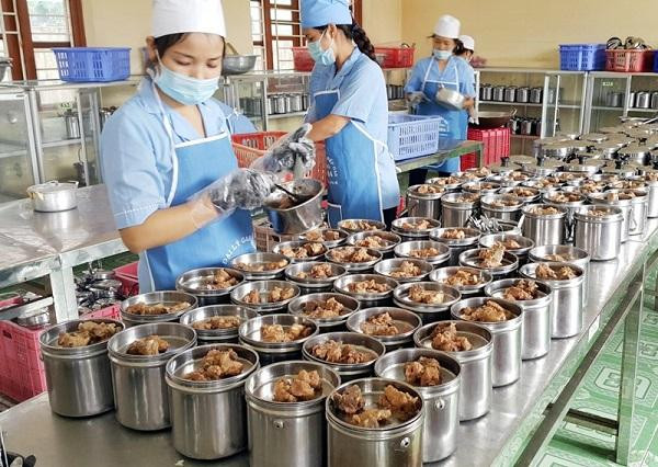 Trang bị đủ khẩu trang, găng tay chuyên dụng cho nhân viên chế biến thực phẩm, nhân viên chia, phát thức ăn. (Ảnh: soyte.phutho.gov.vn). Trang bị đủ khẩu trang, găng tay chuyên dụng cho nhân viên chế biến thực phẩm, nhân viên chia, phát thức ăn. (Ảnh: soyte.phutho.gov.vn).