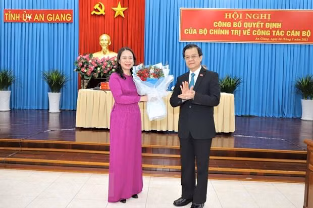 Phó Chủ tịch nước Võ Thị Ánh Xuân, nguyên Bí thư Tỉnh ủy An Giang tặng hoa chúc mừng tân Bí thư Tỉnh ủy An Giang Lê Hồng Quang. (Ảnh: Thanh Sang/TTXVN)