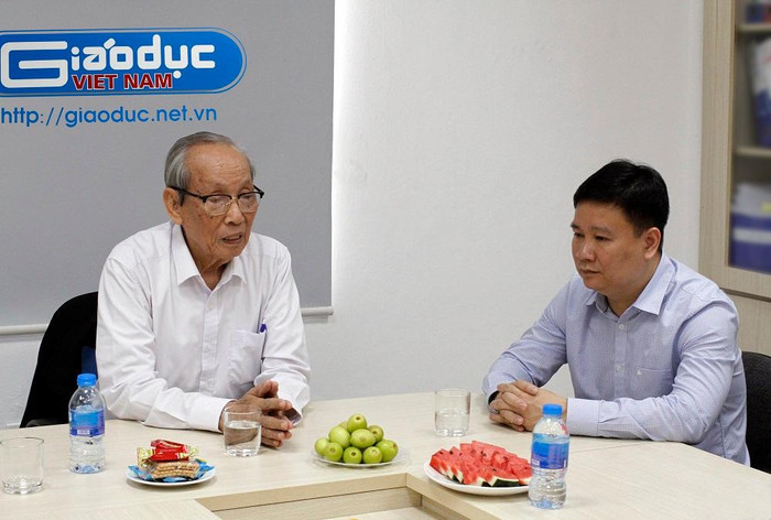 Giáo sư Trần Hồng Quân trao đổi với Tổng Biên tập Tạp chí điện tử Giáo dục Việt Nam - nhà báo Nguyễn Tiến Bình. Ảnh: Tùng Dương Giáo sư Trần Hồng Quân trao đổi với Tổng Biên tập Tạp chí điện tử Giáo dục Việt Nam - nhà báo Nguyễn Tiến Bình. Ảnh: Tùng Dương
