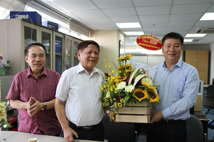 Phó giáo sư Trần Xuân Nhĩ thay mặt Hiệp hội Các trường đại học, cao đẳng Việt Nam trong một lần đến chúc mừng Tạp chí điện tử Giáo dục Việt Nam ngày báo chí cách mạng Việt Nam 21/6. Phó giáo sư Trần Xuân Nhĩ thay mặt Hiệp hội Các trường đại học, cao đẳng Việt Nam trong một lần đến chúc mừng Tạp chí điện tử Giáo dục Việt Nam ngày báo chí cách mạng Việt Nam 21/6.
