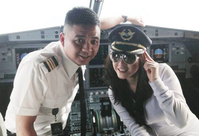 Lý Nhã Kỳ chụp ảnh trong buồng lái máy bay cùng cơ trưởng Như Ý.