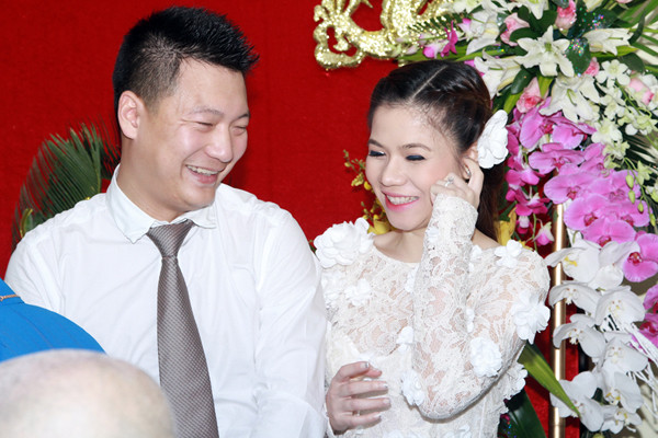 Diện áo dài ren trắng, giọng ca Sao Mai điểm hẹn cười hạnh phúc khi được nhà trai đến hỏi cưới.