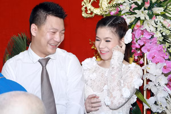 Diện áo dài ren trắng, giọng ca Sao Mai điểm hẹn cười hạnh phúc khi được nhà trai đến hỏi cưới.