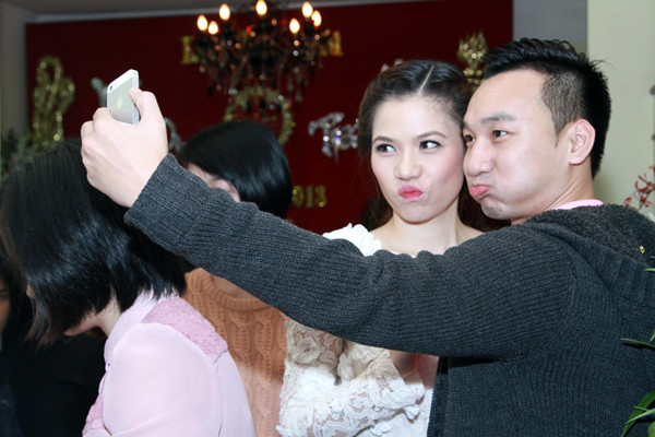 MC Thành Trung tới chia vui cùng bạn thân.