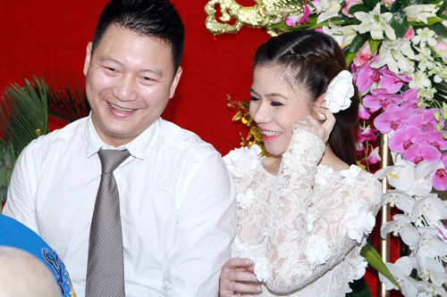 Cô dâu chú rể nhận được khá nhiều lời chúc sớm sinh con từ gia đình hai bên. Nhiều lần Mỹ Dung không giấu diếm chút thẹn thùng khi chuẩn bị làm cô dâu.