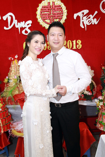 Ông xã của nữ ca sĩ hiện kinh doanh lĩnh vực điện tử. Hai người đã quen nhau được khoảng 2 năm. Trong suốt thời gian đó, họ thường xuyên cùng sánh đôi tham gia các sự kiện lớn nhỏ.