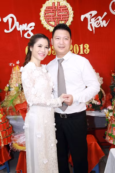 Ông xã của nữ ca sĩ hiện kinh doanh lĩnh vực điện tử. Hai người đã quen nhau được khoảng 2 năm. Trong suốt thời gian đó, họ thường xuyên cùng sánh đôi tham gia các sự kiện lớn nhỏ.