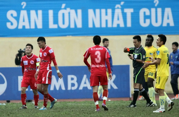 TT Võ Minh Trí rút thẻ đỏ với Hữu Phước nhưng lại thay đổi quyết định