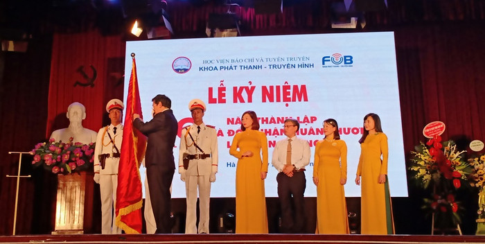 Nghi thức trao huân chương Lao động hạng Ba (Ảnh:V.N) Nghi thức trao huân chương Lao động hạng Ba (Ảnh:V.N)