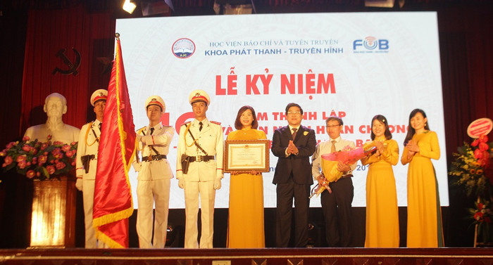 Phần thưởng xứng đáng ghi nhận công sức, đóng góp của khoa Phát thanh và Truyền hình đối với nền báo chí nước nhà (Ảnh:V.N) Phần thưởng xứng đáng ghi nhận công sức, đóng góp của khoa Phát thanh và Truyền hình đối với nền báo chí nước nhà (Ảnh:V.N)