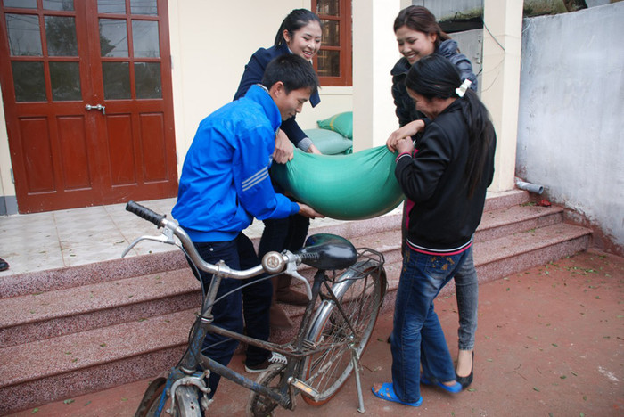 Tại đây, Ngọc Hân (trái) và Nguyễn Thị Loan (bên phải) đã gửi tặng mỗi gia đình nghèo 100 cân gạo. Tại đây, Ngọc Hân (trái) và Nguyễn Thị Loan (bên phải) đã gửi tặng mỗi gia đình nghèo 100 cân gạo.