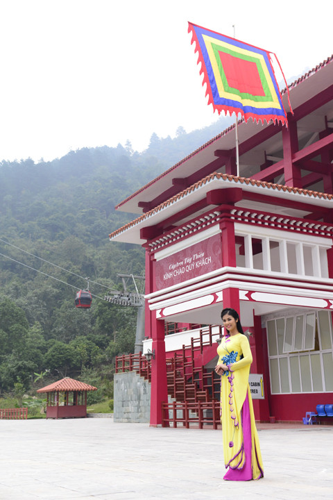 Trong những ngày vô cùng bận rộn khi Tết nguyên đán đang đến rất gần, hoa hậu Ngọc Hân vẫn dành thời gian nhận lời thực hiện một bộ ảnh rất sang trọng và quý phái với trang phục áo dài, khăn đóng truyền thống nơi đất Phật linh thiêng.