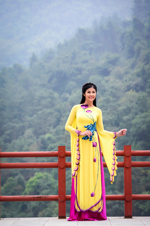 Tất cả tạo nên một thế phong thủy vững trãi dựa vào các thế núi thiêng tỏa ra đồng bằng rộng mở, tràn xuống phương nam và mở ra phía biển đông bao la.