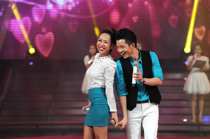 Thảo Trang và NTK Thuận Việt hát "MARRY YOU"