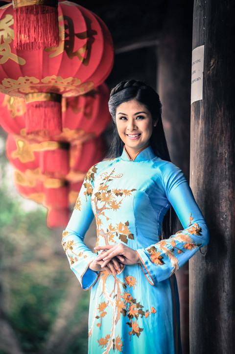 Với những trang phục áo dài được thiết kế rất cầu kỳ và tỷ mỷ cùng nhiều màu sắc sặc sỡ, hoa hậu Ngọc Hân toát lên vẻ đẹp quyền quý và sang trọng trong không khí lãng du và linh thiêng nơi cửa Phật.