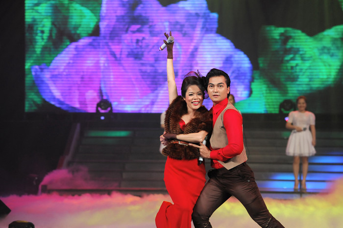 Mỹ Lệ - Khương Ngọc với 'Triệu đóa hồng'.