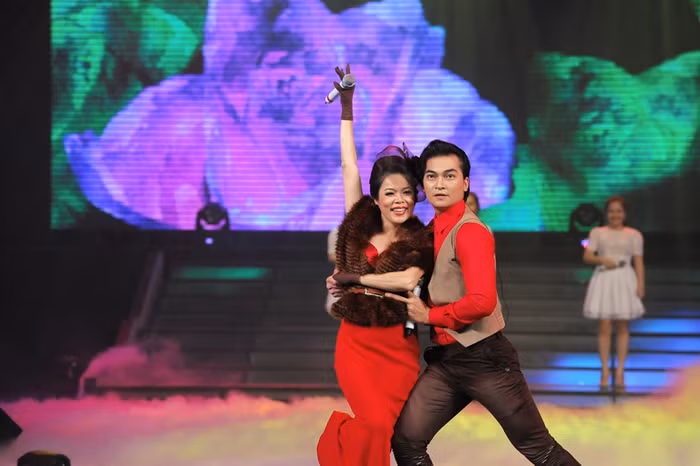 Mỹ Lệ - Khương Ngọc với 'Triệu đóa hồng'.