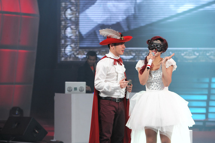 Hoàng Hải và Thùy Linh hát 'Gương thần'.