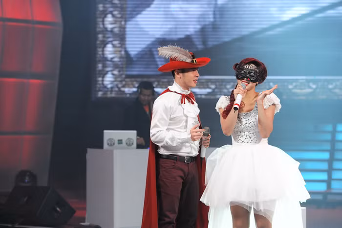 Hoàng Hải và Thùy Linh hát 'Gương thần'.