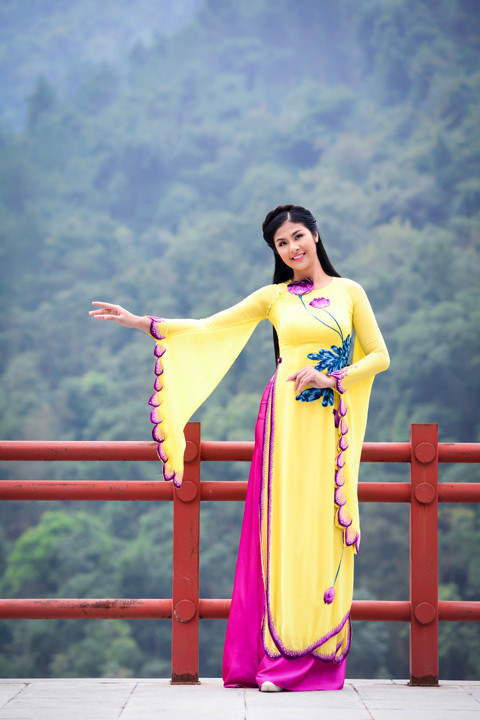 Đặt chân tới nơi đây, Ngọc Hân thực sự cảm thấy choáng ngợp với khung cảnh núi non hùng vĩ, suối thác róc rách, rừng thông cổ thụ uy nghiêm cùng không khí trong lành và yên bình đậm chất Phật.