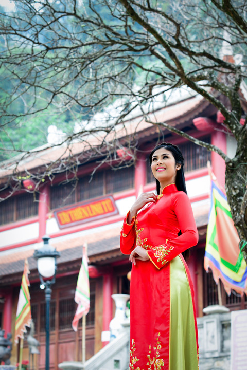 Cô cũng chia sẻ kỷ niệm thú vị khi nhiếp ảnh gia yêu cầu thực hiện tư thế đứng trước lư hương ở chùa trên núi và nhắm mắt để cầu nguyện, chỉ trong vòng vài giây ngắn ngủi để nhiếp ảnh gia chụp vài tấm ảnh cô cũng đã kịp nhập tâm và cầu xin đức Phật sức khỏe, an lành cho bản thân và gia đình.