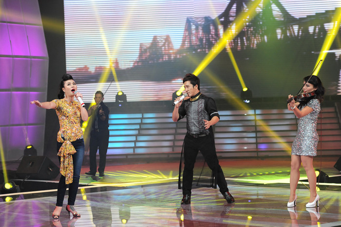 Quang Hào và diễn viên Kim Oanh hát 'Ngẫu hứng sông Hồng'