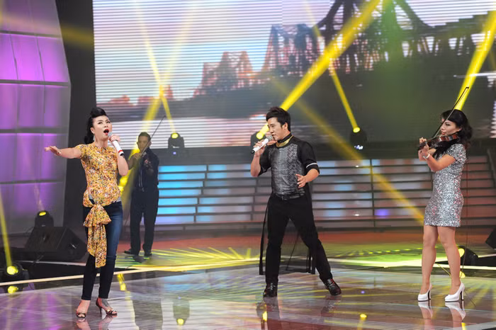 Quang Hào và diễn viên Kim Oanh hát 'Ngẫu hứng sông Hồng'