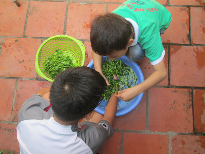 Phụ huynh có thể dạy trẻ kỹ năng sống hoặc nấu ăn trong thời gian nghỉ tránh dịch (Ảnh minh họa:thanhnien.vn) Phụ huynh có thể dạy trẻ kỹ năng sống hoặc nấu ăn trong thời gian nghỉ tránh dịch (Ảnh minh họa:thanhnien.vn)