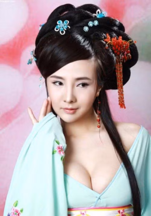 Gan Lu Lu cũng bon chen khoe thân trên phim trường