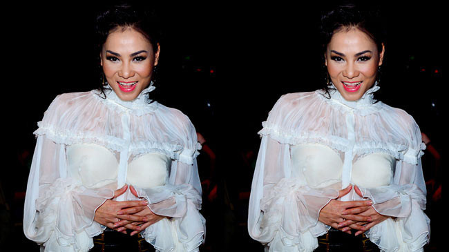 Cả chiếc áo của cô và chiếc áo nữ ca sĩ Thu Minh từng mặc đều nằm trong BST tiền thu của Alexander McQueen 2012 Cả chiếc áo của cô và chiếc áo nữ ca sĩ Thu Minh từng mặc đều nằm trong BST tiền thu của Alexander McQueen 2012