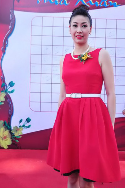 Mẫu đầm xòe trẻ trung của thương hiệu Alexander McQueen Mẫu đầm xòe trẻ trung của thương hiệu Alexander McQueen