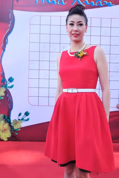 Mẫu đầm xòe trẻ trung của thương hiệu Alexander McQueen Mẫu đầm xòe trẻ trung của thương hiệu Alexander McQueen