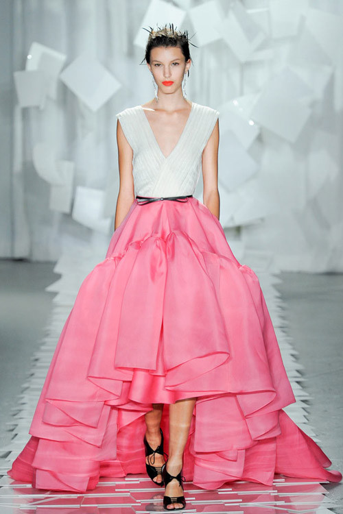 Dù Hà Kiều Anh chọn chiếc áo thanh thoát hơn Thu Minh nhưng chiếc váy xếp ly bồng bềnh của cô nên kết hợp với một thiết kế áo đơn giản hơn Dù Hà Kiều Anh chọn chiếc áo thanh thoát hơn Thu Minh nhưng chiếc váy xếp ly bồng bềnh của cô nên kết hợp với một thiết kế áo đơn giản hơn