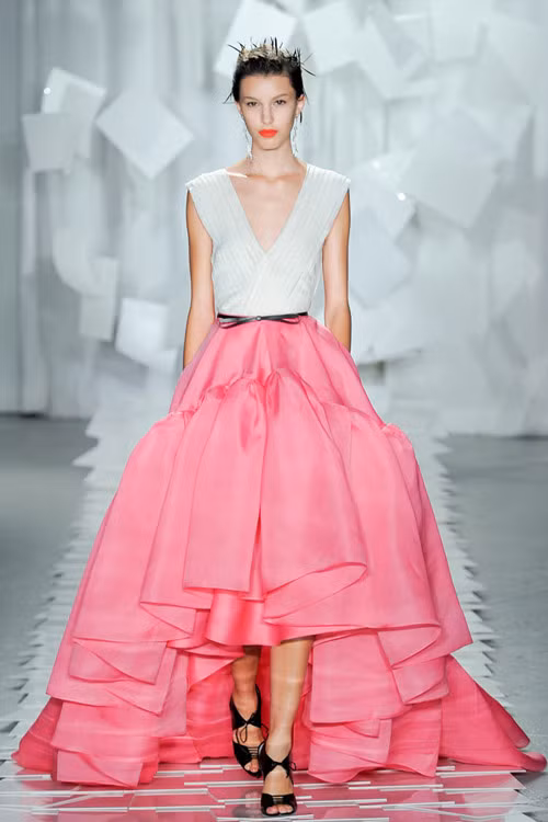 Dù Hà Kiều Anh chọn chiếc áo thanh thoát hơn Thu Minh nhưng chiếc váy xếp ly bồng bềnh của cô nên kết hợp với một thiết kế áo đơn giản hơn Dù Hà Kiều Anh chọn chiếc áo thanh thoát hơn Thu Minh nhưng chiếc váy xếp ly bồng bềnh của cô nên kết hợp với một thiết kế áo đơn giản hơn