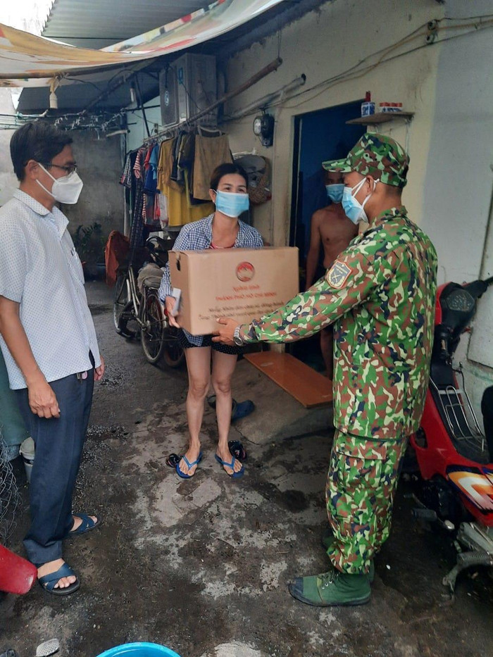 Các chiến sĩ thuộc Sư đoàn 5 tới trao tận tay các phần quà dành cho hộ khó khăn (ảnh: P.L) Các chiến sĩ thuộc Sư đoàn 5 tới trao tận tay các phần quà dành cho hộ khó khăn (ảnh: P.L)