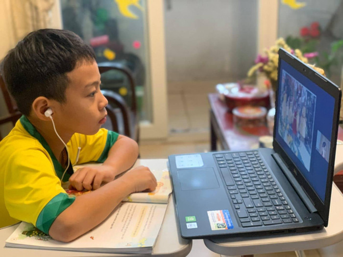 Học sinh tiểu học Thành phố Hồ Chí Minh học qua internet năm 2020 (ảnh minh họa: P.N)