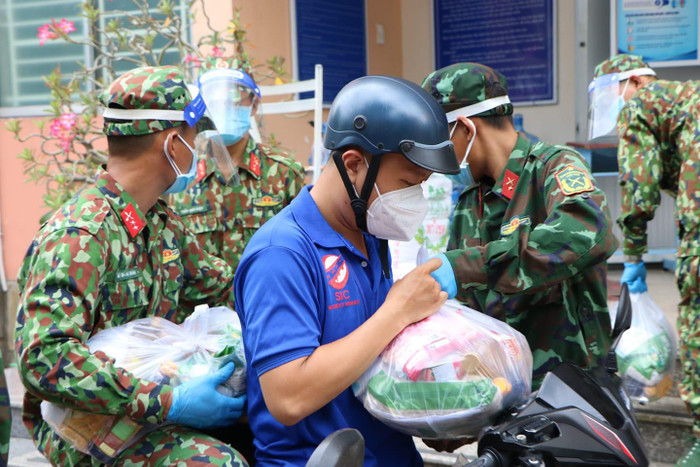 Quân đội đi chợ giúp dân trong đợt giãn cách nghiêm ngặt lần này (ảnh: P.L) Quân đội đi chợ giúp dân trong đợt giãn cách nghiêm ngặt lần này (ảnh: P.L)
